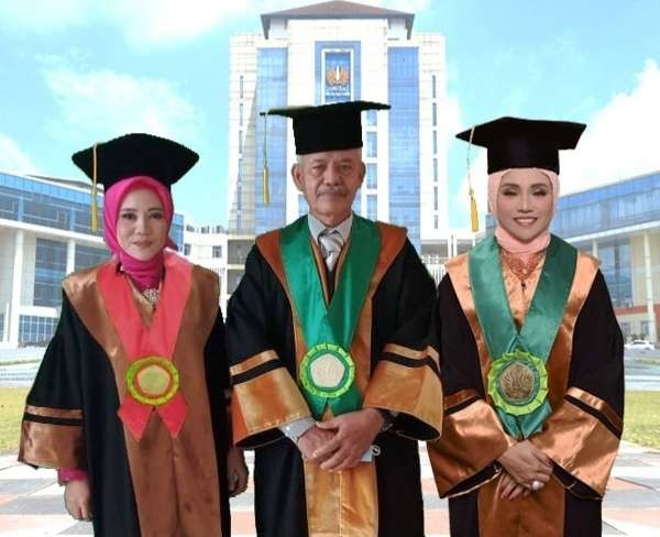 Prof Supari Muslim saat mendampingi kedua putrinya Prof Dr Erina Rahmadyanti ST MT danProf Dr Nita Kusumawati MSc yang dikukuhkan sebagai guru besar Unesa. (Foto: dok Pribadi)