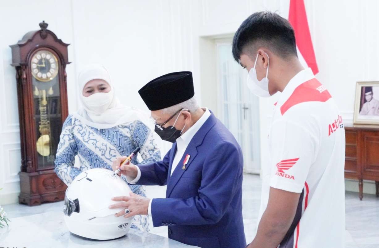 Wapres K.H. Ma'ruf Amin membubuhkan tanda tangan di helm Mario Suryo Aji yang akan dipakai saat balapan di ajang Moto GP Mandalika (Foto: Setwapres)