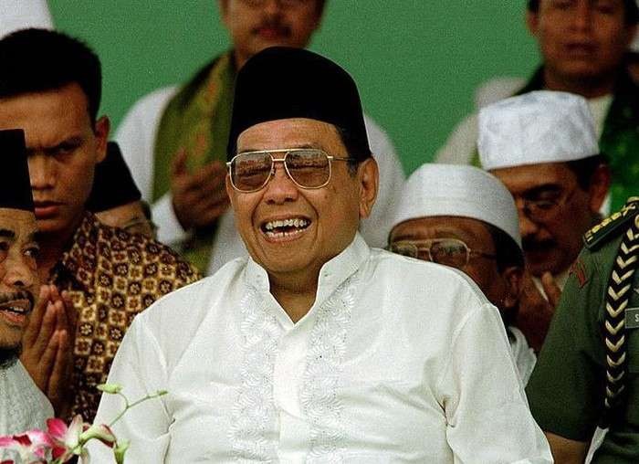 KH Abdurrahman Wahid (Gus Dur, almaghfurlah) ketawa dalam suatu acara Istighosah. (Foto: Istimewa)