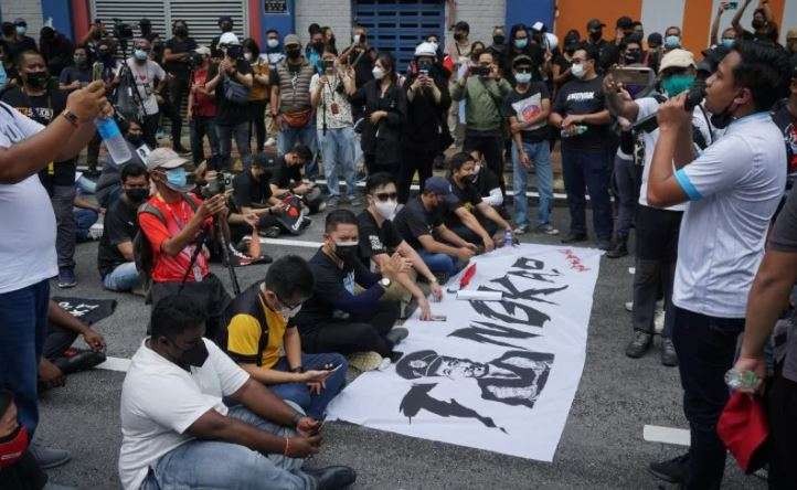 Ratusan anak muda dari berbagai organisasi melakukan unjuk rasa di Kuala Lumpur, Sabtu (22/1/2022), meminta Ketua Komisi Pemberantasan Korupsi (KPK) Malaysia, Azam Baki, mengundurkan diri. Azam Baki diduga telah melakukan pelanggaran karena memiliki 2,156,000 saham di Excel Force Bhd yang menurutnya merupakan saham adiknya. (Foto: Antara/AGUS SETIAWAN)