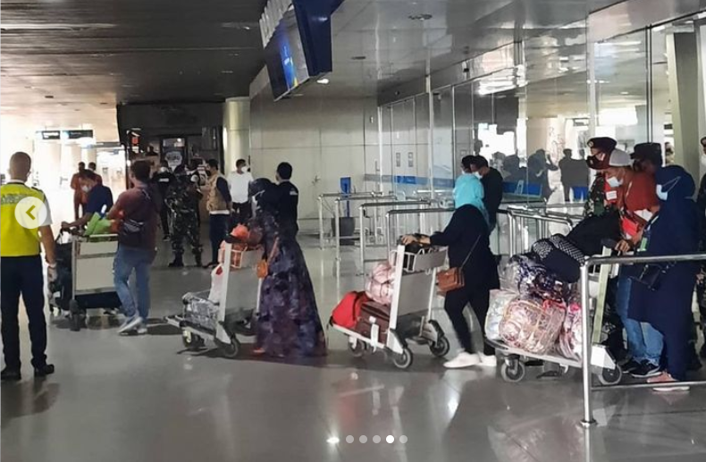 Pekerja Migran Indonesia (PMI) yang tiba di Juanda, Sabtu 23 Januari 2022. (Foto: Instagram Khofifah_Ip)