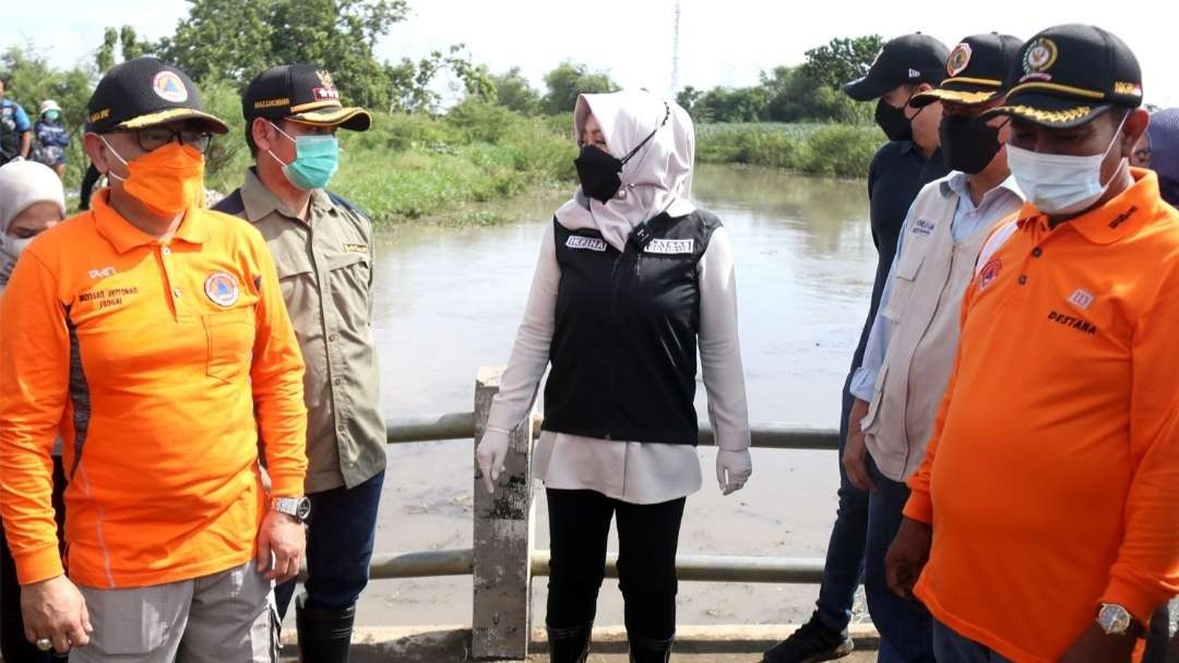 Bupati Mojokerto Ikfina Fahmawati bersama BPBD meninjau langsung sungai yang memicu luapan air. (Foto: Deni Lukmantara/Ngopibareng.id)