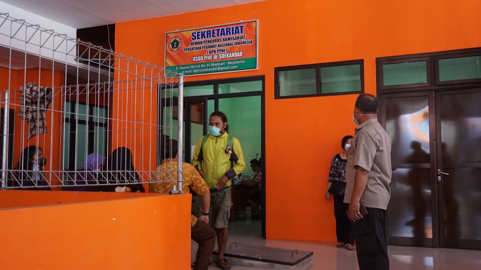 Keluarga dan teman korban saat di kamar Jenazah RSUD dr Soekandar Mojosari.(Deni Lukmantara/Ngopibareng)