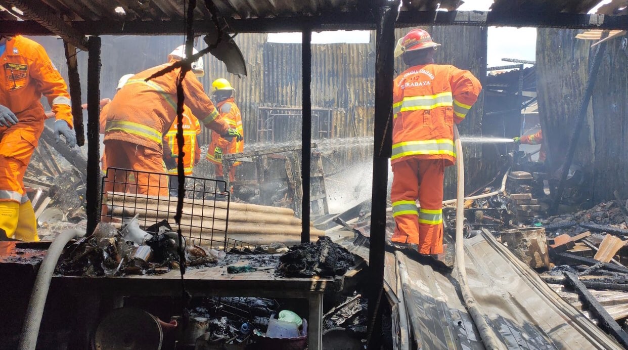 Petugas Damkar saat padamkan gudang di Jalan Ahmad Yani (Foto: dok. Damkar Surabaya)