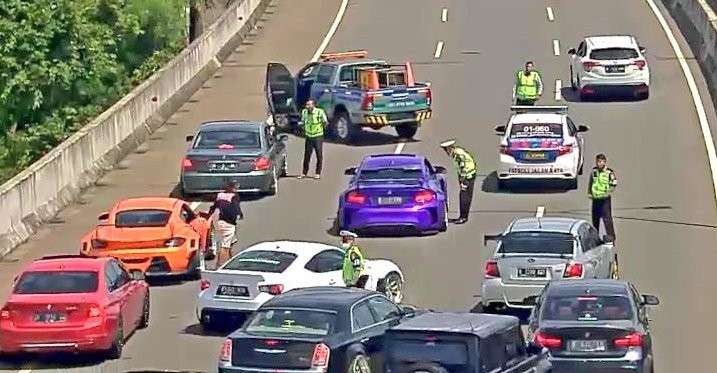 Petugas PJR menindak iring-iringan mobil mewah di tol Andara Jakarta Selatan. (Foto: twitter TMC Polda Metro)