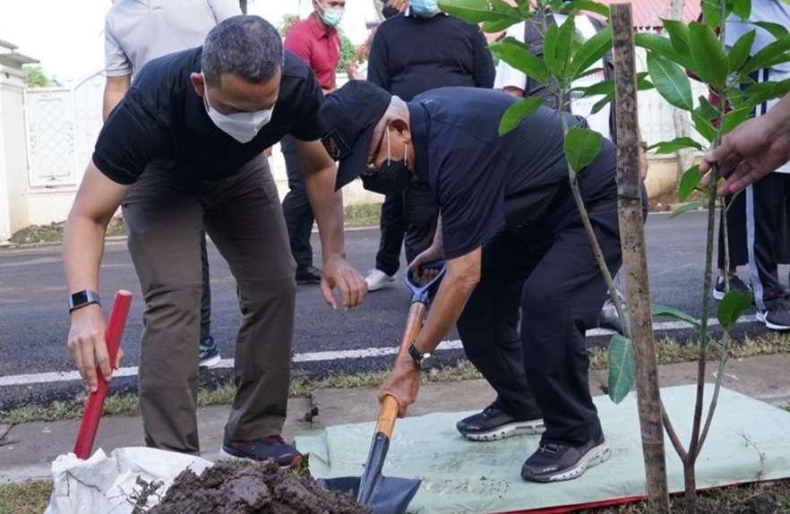 Wapres KH Ma'ruf AmIn mengakhiri olahrga Munggu pagi dengan menanam pohon mangga di halaman rumah ( foto' : Setpres)