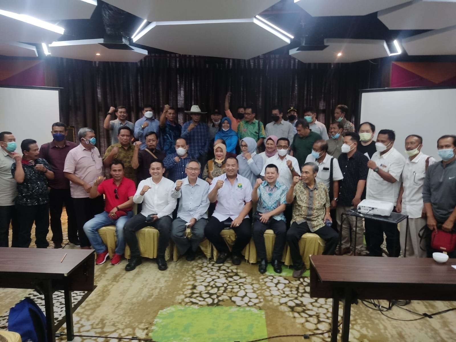 Tony Wahyudi (duduk tiga dari kanan) bersama 33 pengcab yang memberikan dukungan. (Foto: Istimewa)