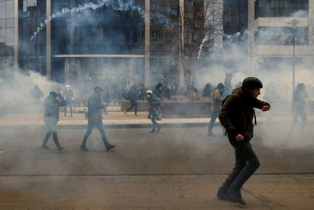 Kerusuhan demo menentang pembatasan yang diterapkan pemerintah Belgia di Brussels, Belgia, Minggu 23 Januari 2022. (Foto: reuters)