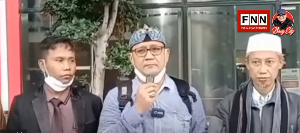 Edy Mulyadi (tengah). (Foto: Youtube/Tangkapan Layar)