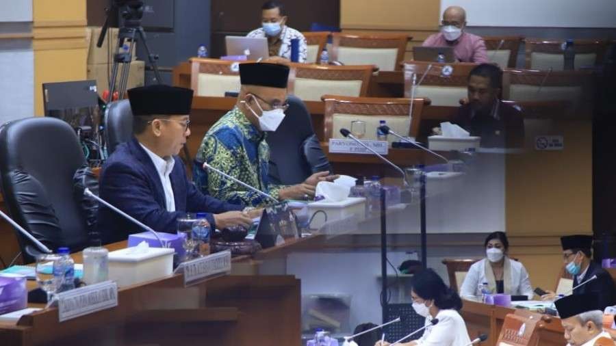 Menag dan Jajaran Mengikuti Raker dengan Komisi VIII DPR RI. (Foto: Kemenag)