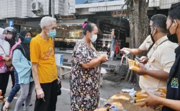 Warga antri membeli minyak goreng kemasan Rp 14 ribu per liter dalam operasi pasar digelar Diskoperindag Bondowoso di tiga pasar tradisional, Senin 24 Januari 2022.(foto: guido/ngopibareng.id)