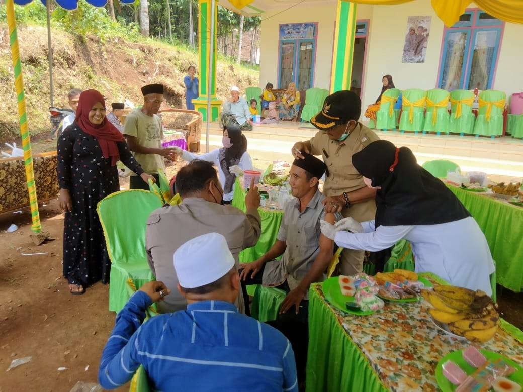 Tamu yang hadir dalam acara lamaran di Desa Pringgowirawan divaksin di tempat (Foto:Istimewa)