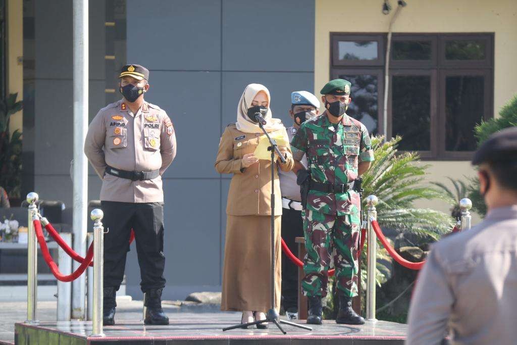 Bupati Mojokerto didampingi Kapolres dan Dandim 0815 saat memimpin apel gelar pasukan.(Foto: Deni Lukmantara/Ngopibareng)