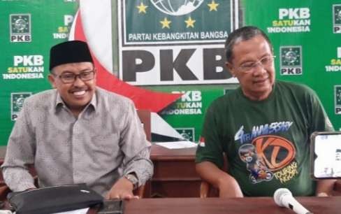 Sekretaris dan Ketua DPC PKB Bondowoso, H. Tohari (berkopiah) dan H. Ahmad Dhafir. (Foto: Guido Saphan/Ngopibareng.id)