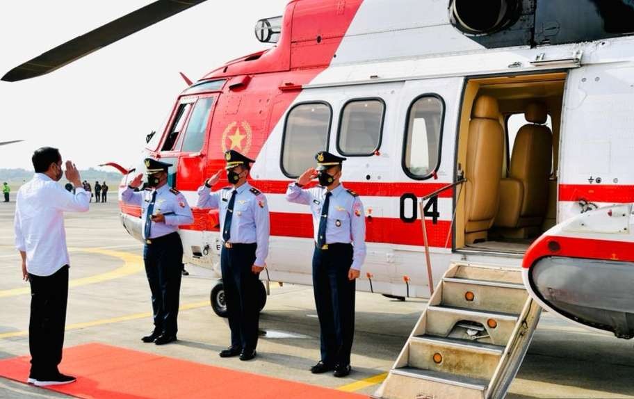 Presiden beralIh ke helikopter untuk meneruskan perjalanan ke Muara Enim ( foto' Setpres)