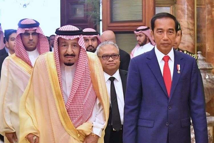 Raja Arab Saudi Salman bin Abdulaziz dan Presiden Joko Widodo berjalan beriringan di istana pribadi raja, Al-Qasr Al-Khas, Riyadh, Arab Saudi, Minggu 14 April 2019. Ketika itu, Presiden RI sedang melakukan kunjungan balasan ke Arab Saudi. (Foto: Dok Ngopibareng.id)