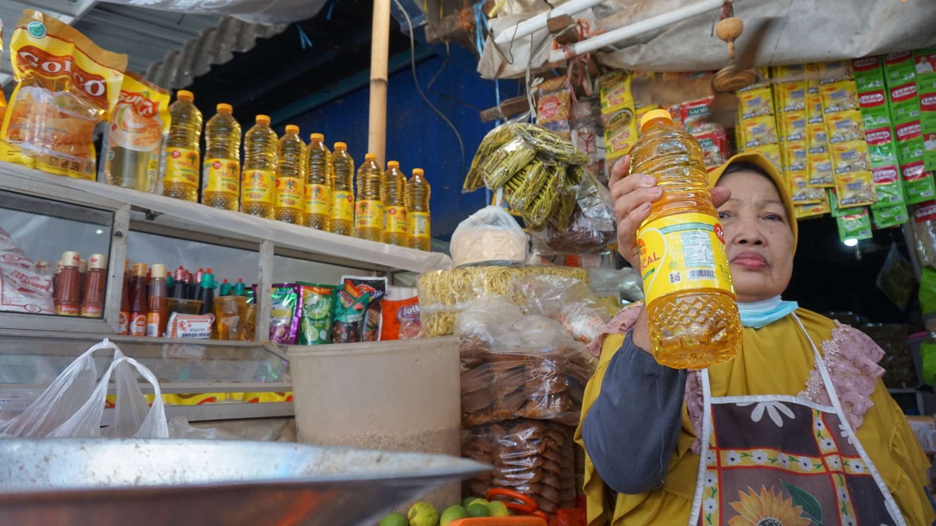 Pedagang minyak goreng di pasar tradisional Tanjunganyar, Kota Mojokerto, Jawa Timur. (Foto: Deni Lukmantara/Ngopibareng.id)