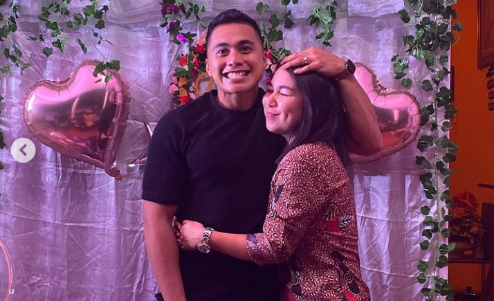 Aprilio Manganang membagikan momen bahagia di Instagramnya. Mantan atlet voli putri yang telah berganti kelamin itu mengabarkan telah bertunangan. (Foto: Instagram)