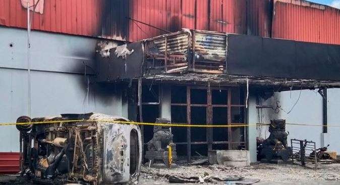 Diskotik O yang dibakar massa. (Foto: CNNIndonesia)