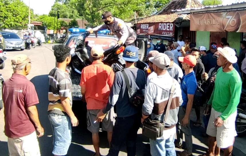 Petugas mengamankan sepeda motor yang digunakan dua pelaku. (Foto: Istimewa)