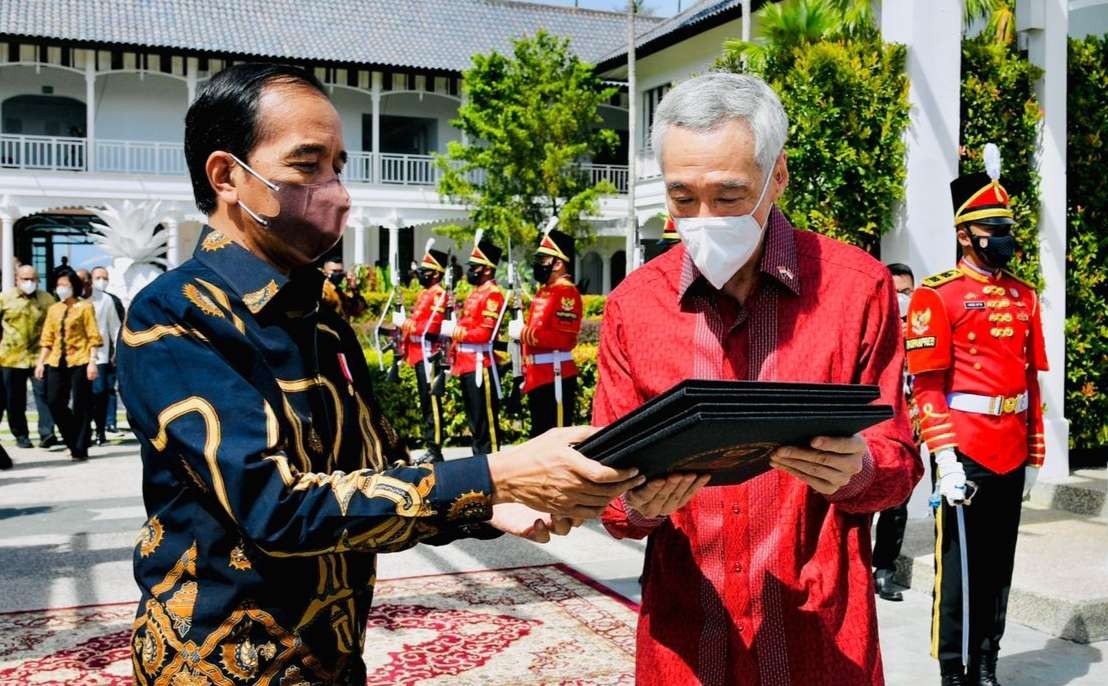 Presiden Jokowi menyerahkan cindera mata untuk tamunya PM Singapura  Lee (foto: Setpres),