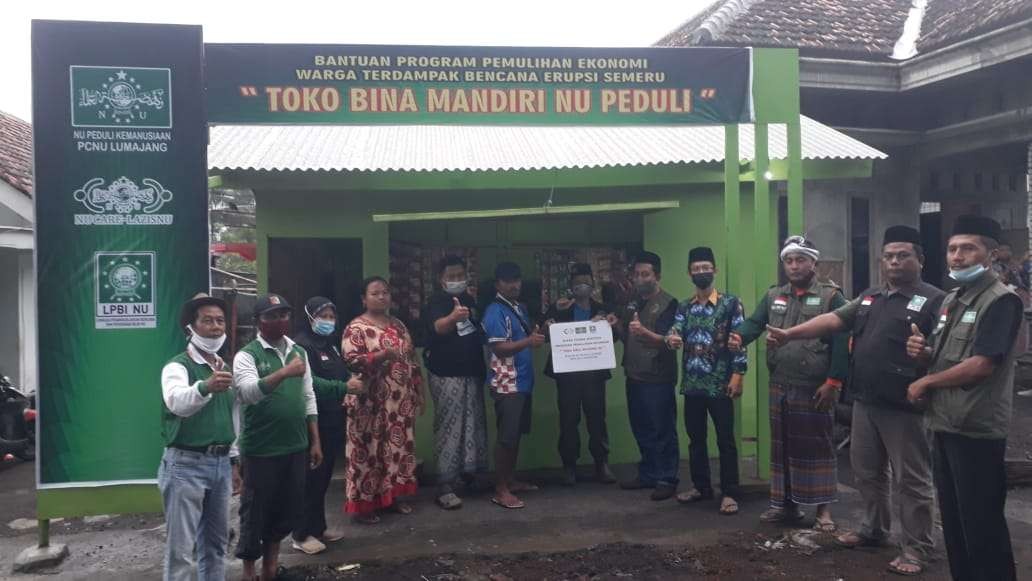 Ketua PW LPBI NU Jawa Timur Syaiful Amin, didampingi Wakil Ketua PCNU Lumajang, KH. Asyir saat menyerahkan bantuan di Dusun Kampung Renteng Desa Sumber Wuluh Kecamatan Candipuro Kabupaten Lumajang. (Foto: Istimewa)