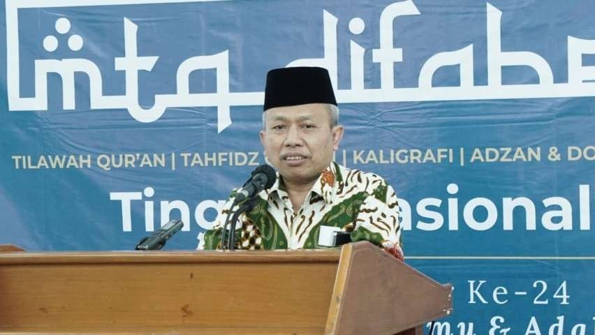 Sekjen Kemenag M Nizar Ali, mengafirmasi pemenang Musabaqah Tilawatil Quran (MTQ) Difabel Tingkat Nasional dengan memberikan beasiswa PTKIN. (Foto: Kemenag)