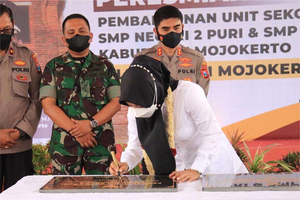 Guna mendorong pemerataan pendidikan di Kabupaten Mojokerto, Bupati Mojokerto Ikfina Fahmawati secara simbolis meresmikan dua unit sekolah. (Foto: Dok Humas)