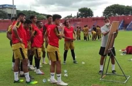 Persedikab fokus perbaiki kerja sama tim dan perbaiki mental pemain. (Foto:  Fendhy Plesmana/Ngopibareng.id)