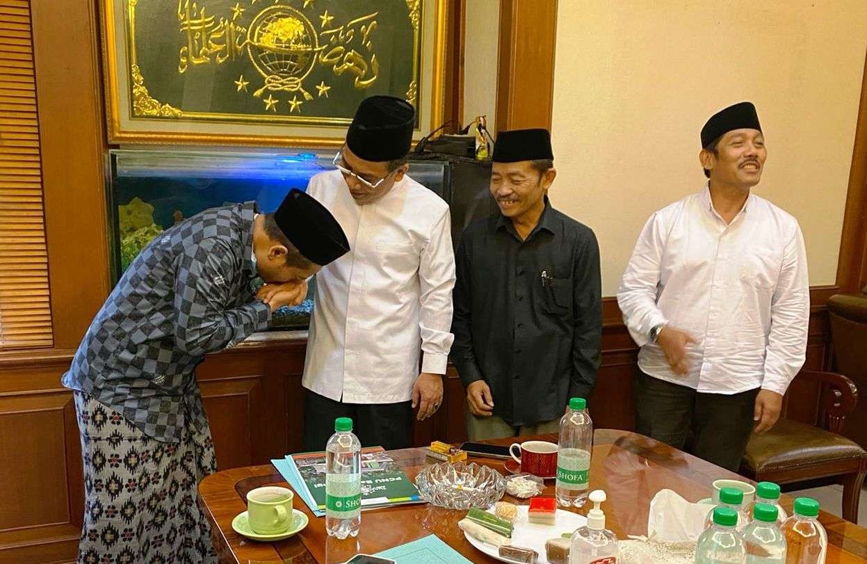 Ketua PCNU Banyuwangi H. M Ali Makki Zaini mencium tangan Ketua Umum PBNU KH.Yahya Cholil Staquf (foto: istimewa)