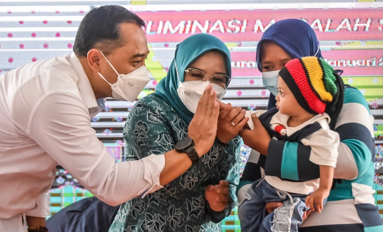 Walikota Surabaya, Eri Cahyadi menyapa anak stunting di Balai Kota Surabaya (Foto: Dok. Humas Pemkot Surabaya)