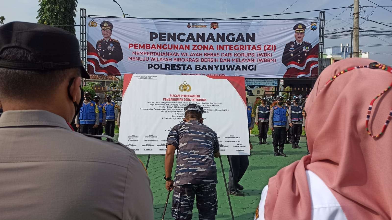 Penandatanganan piagam pencanangan zona integritas untuk meraih WBBM  di halaman Polresta Banyuwangi. (Foto: Muh Hujaini/Ngopibareng.id)