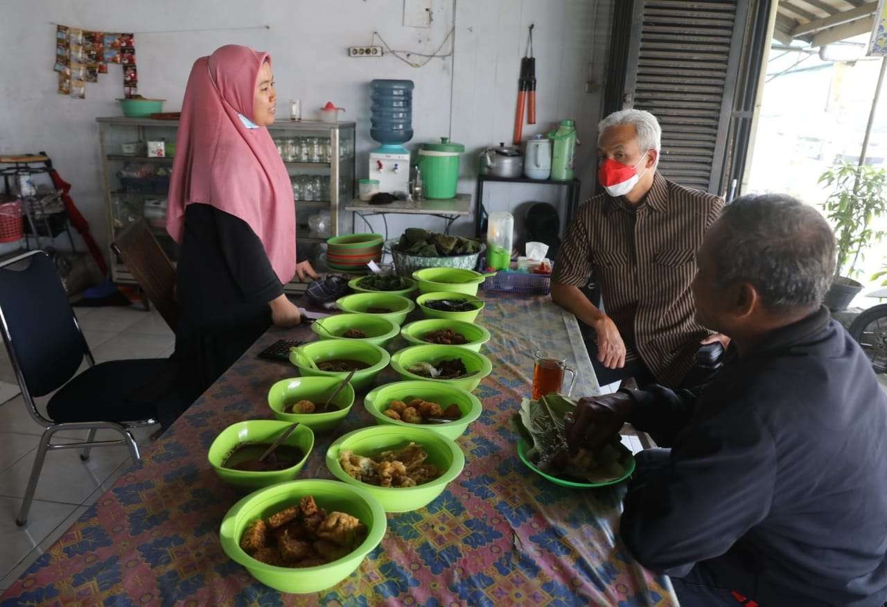 Gubernur Jawa Tengah saat mencicip Nasi Jamblang kuliner khas Cirebon di Depot Awang Palimanan. (Foto: Istimewa)