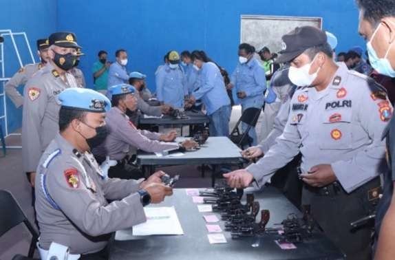 Polres Situbondo memeriksa satu persatu kondisi senjata api dan kelengkapan surat milik semua anggotanya. (Ffoto: Humas Polres Situbondo) i