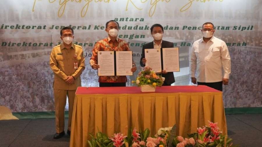 Dirjen PHU Hilman Latief dengan Dirjen Dukcapil Zudan Arif Fakhrullah usai penandatanganan Perjanjian Kerjasama (MoU) tentang Pemanfaatan Data Kependu. (Foto: Kemenag)