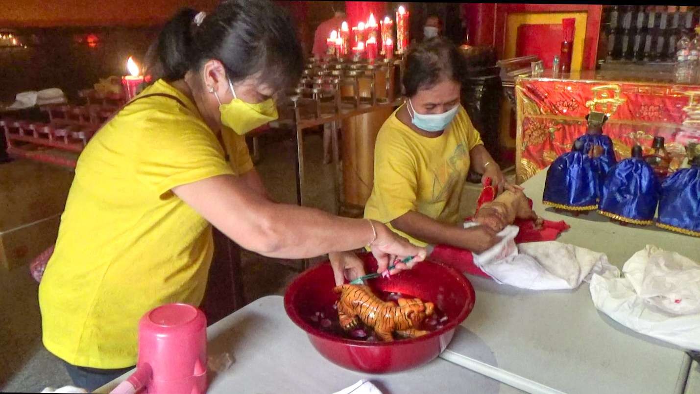 Tradisi bersihkan patung jelang imlek ( foto :Aini)