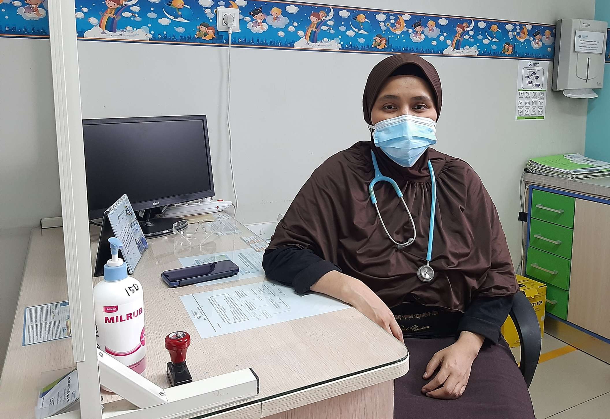 Dokter spesialis anak, dr Nur Rochmah, Sp.A (K) saat ditemui di ruangannya di RSIA Kendangsari Merr. (Foto: Pita Sari/Ngopibareng.id)