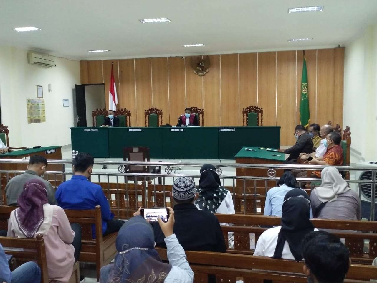 Sidang praperadilan pelaku pencabulan santri di Jombang, MSAT terhadap kepolisian ditolak. (Foto: Mardiansyah Triraharjo/Ngopibareng.id)