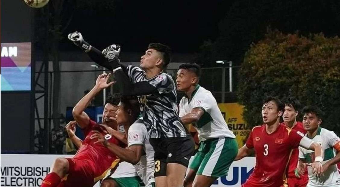 Nadeo Argawinata meninju bola saat Timnas Indonesia melawan Vietnam di Piala AFF di Singapura lalu. (Foto: Istimewa)