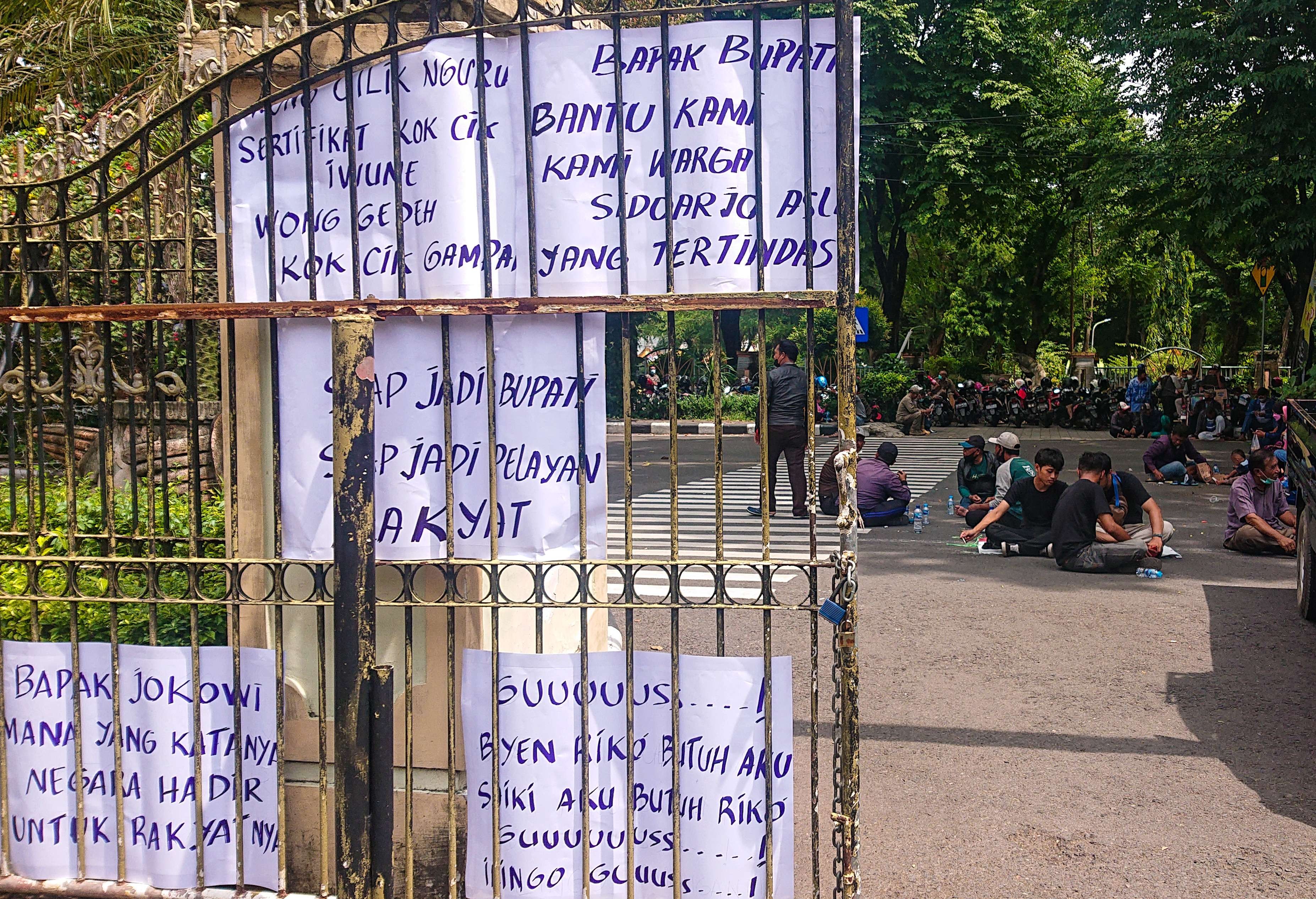 Warga korban lumpur Sidoarjo lakukan aksi demo di depan kantor Pemkab Sidoarjo (foto :Aini)