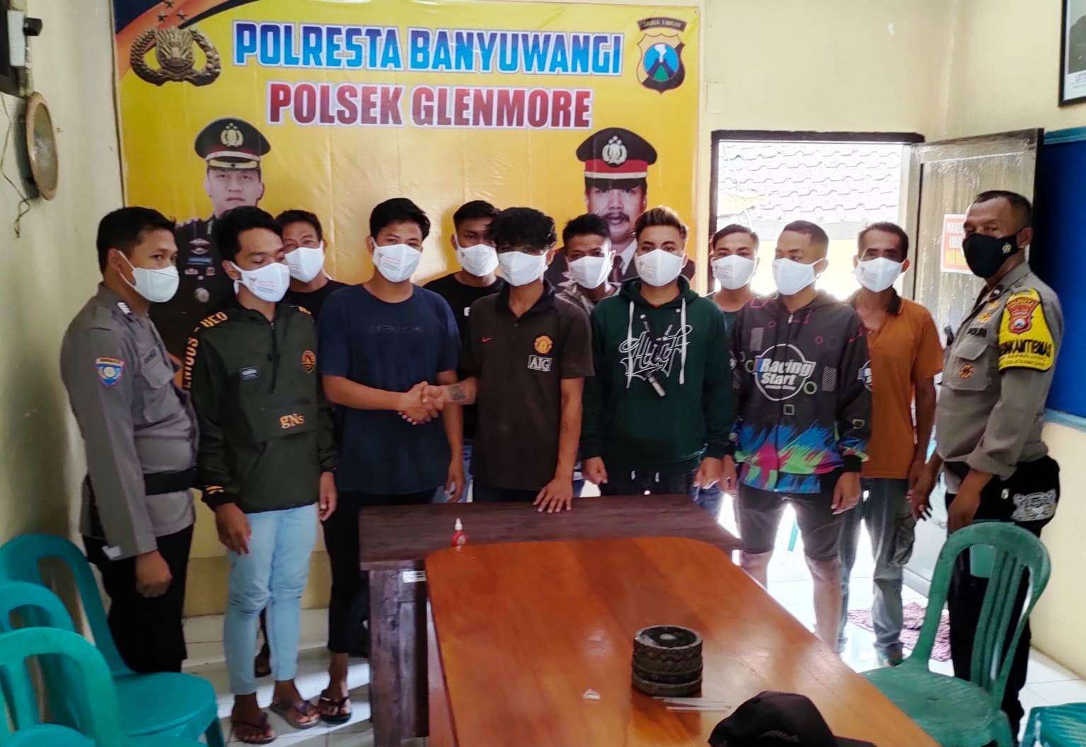 Remaja yang terlibat perkelahian sepakat untuk menyelesaikan persoalan tersebut secara damai di Polsek Glenmore (foto: istimewa)