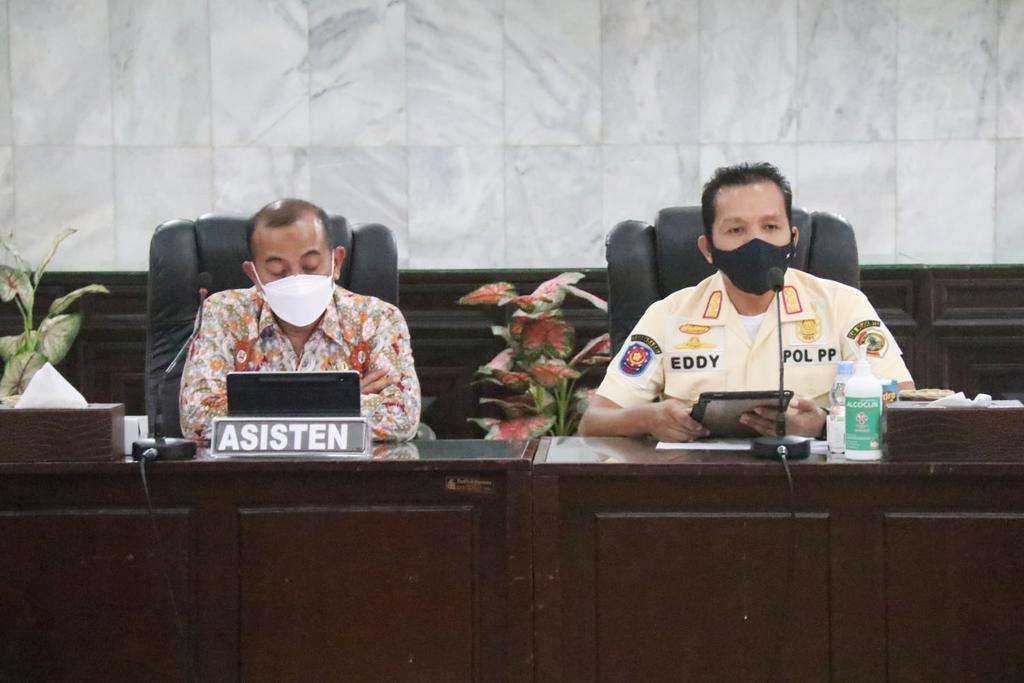 Rapat koordinasi cipta kondisi Desa Awang-Awang, dipimpin oleh Asisten Daerah (Asda) I Bidang Administrasi Pemerintahan dan Kesejahteraan Masyarakat, Didik Chusnul Yakin dan didampingi Kepala Satpol PP Kabupaten Mojokerto, Eddy Taufik. Agenda ini berlangsung di ruang rapat Satya Bina Karya (SBK) kantor Bupati Mojokerto, Kamis 27 Januari 2022 pagi. (Foto: Luq, Vdo/Ar)