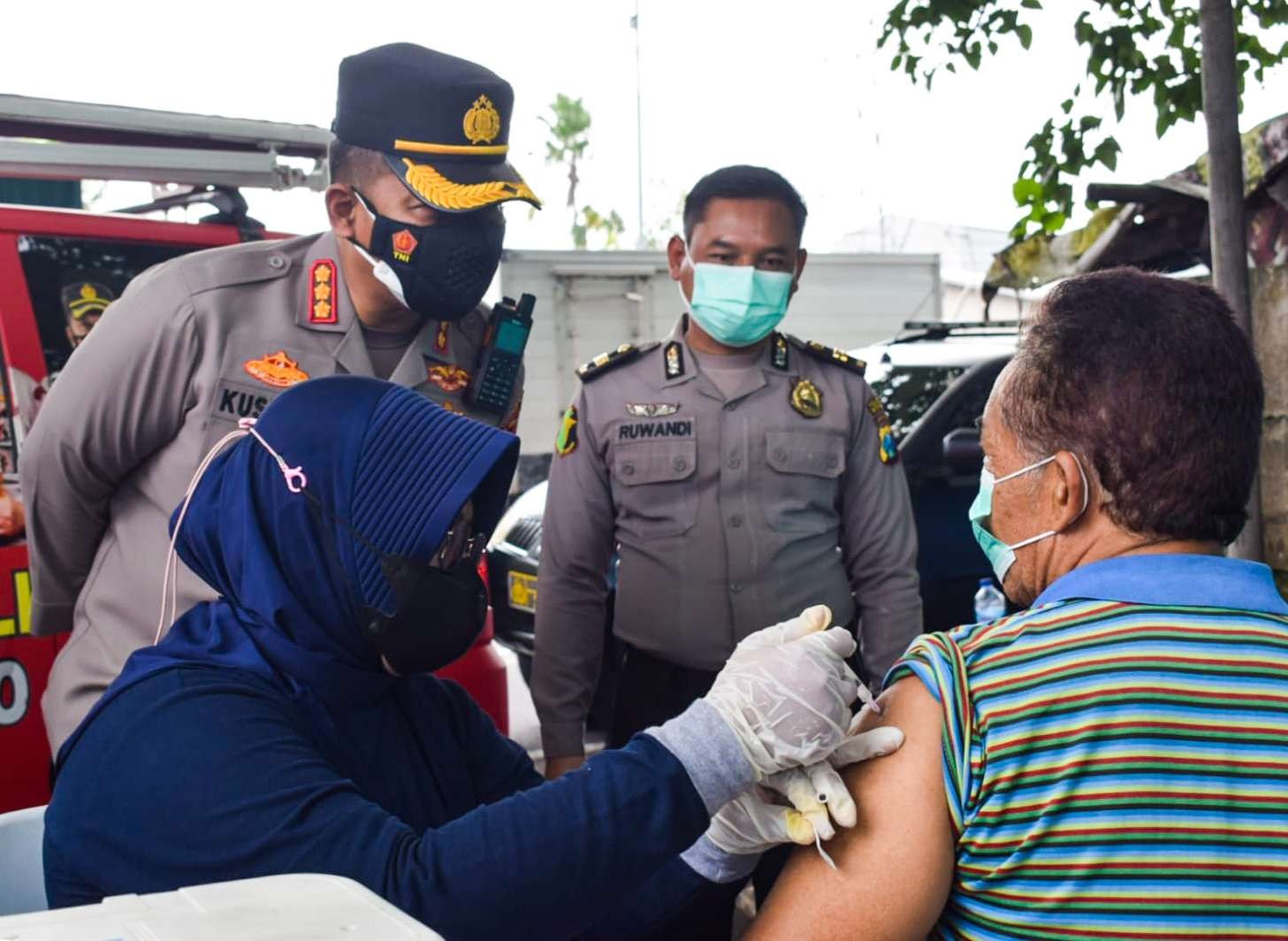 Kapolresta Sidoarjo (pakai topi) pantau vaksinasi di wilayah Perbatasan (foto : Aini)