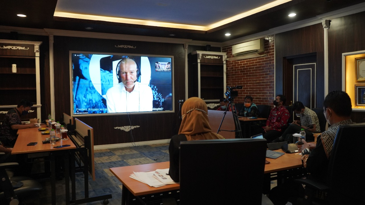 Rapat virtual bersama CALD untuk kembangkan sistem ketenagakerjaan. (Foto: Kominfo Lumajang)