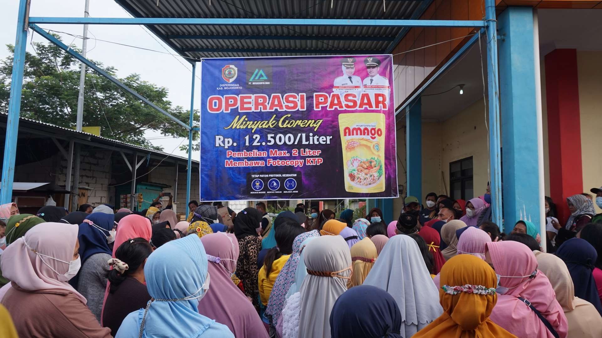 Operasi pasar minyak goreng murah di Pasar Kedungmaling Sooko.(Deni Lukmantara/Ngopibareng)