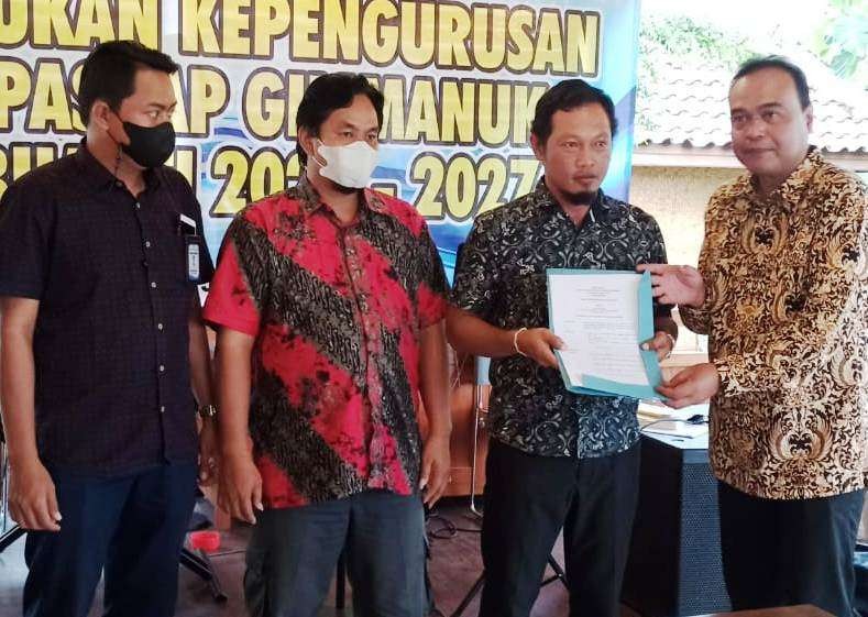 Ketua Bidang Organisasi DPPD Gapasdap Mochamad Wahyudin menyerahkan berita acara pembentukan kepada Ketua Terpilih DPC Gapasdap Gilimanuk (Foto: Muh Hujaini/Ngopibareng.id)