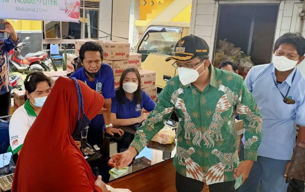 Masyarakat menyambut antusias operasi pasar minyak goreng PT Megasurys Mas.  (Foto: Istimewa)