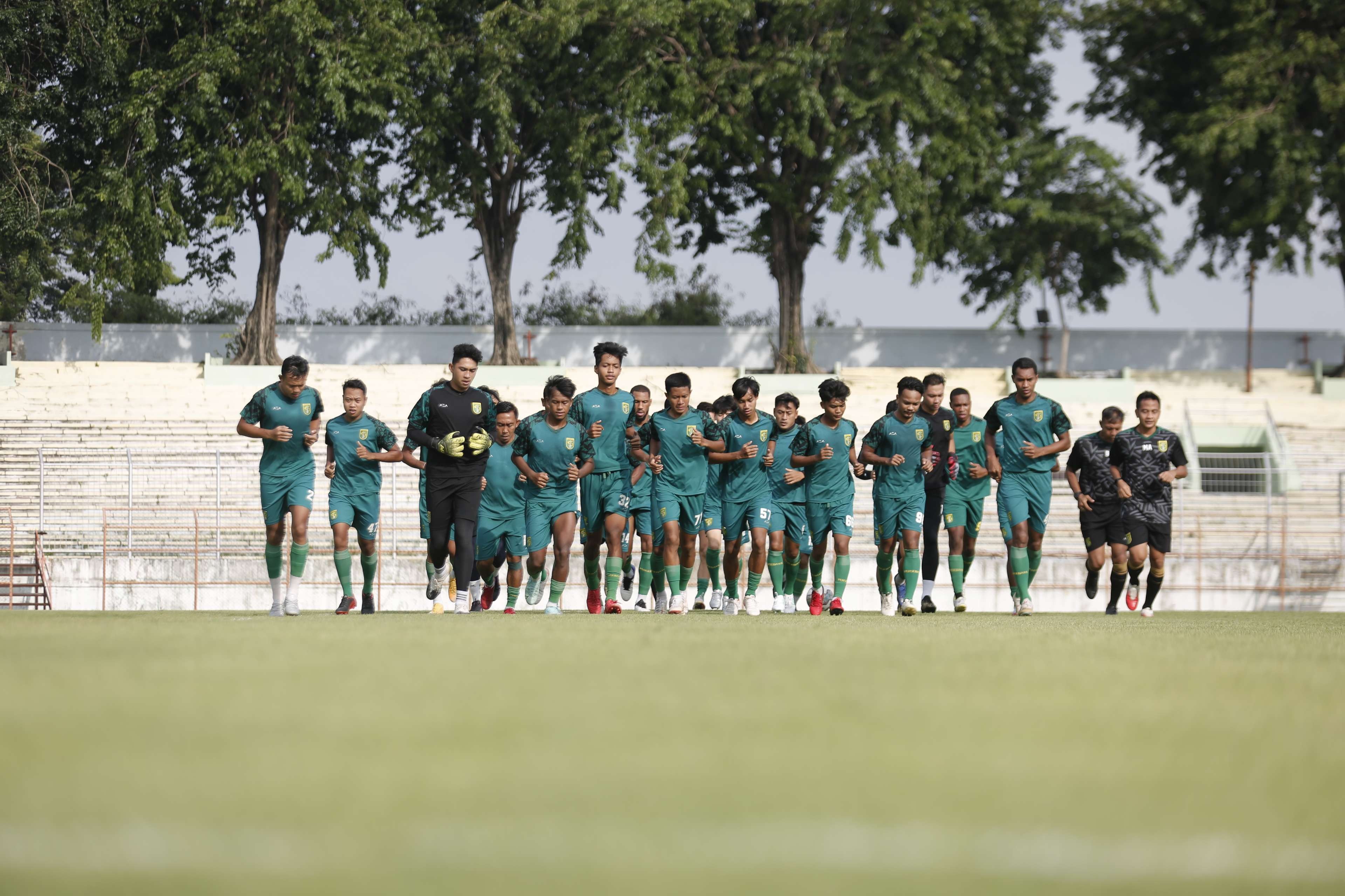 Pemain Persebaya saat menjalani latihan.