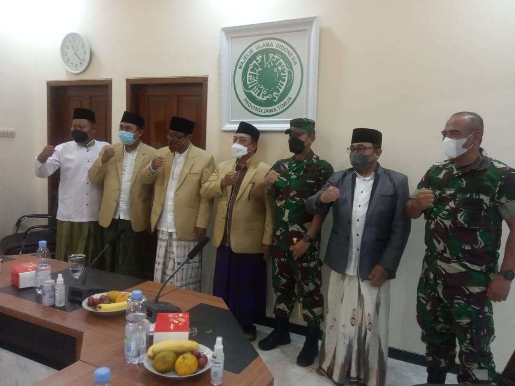 Majelis Ulama Indonesia (MUI) Jawa Timur menerima kunjungan Panglima Kodam V Brawijaya, Mayjen TNI Nurchahyanto MSi, diterima Prof KH Ali Maschan Moesa dan KH M Sudjak, keduanya Ketua MUI Jatim, mewakili KH M Hasan Mutawakkil Alallah (Ketua Umum MUI Jawa Timur) yang berhalangan hadir, bersama Sekretaris MUI Jatim, Dr M Hasan Ubaidillah. Pandam didampingi Asisten Teritorial Kodam V Brawijaya Kol. Inf.  Ahmad Basuki. (Foto: riadi/Ngopibareng.id)