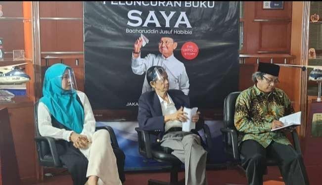 Penulis Andi Makmur Mmakka (tengah) dalam bedah buku baru tentang sosok BJ Habibie. ( Foto: istimewa)